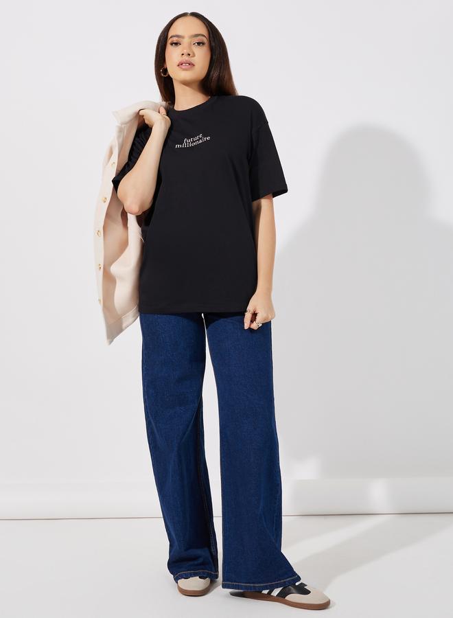 ستايلي تيشيرت فضفاض بكتابة مُطرّزة - Image 2